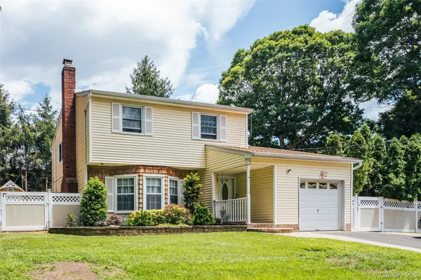 $599,000 | 41 Brook Run Drive, Medford, NY 11763