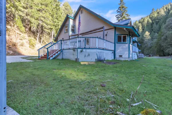 a view of a back yard of the house