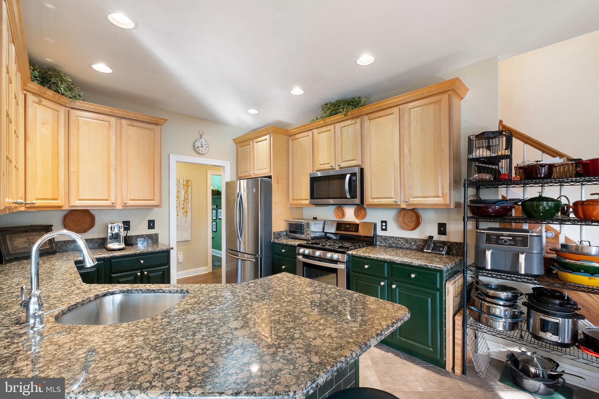 21 Darrel Road North East, MD 21901 - Photo 13 of 33 Large cabinets