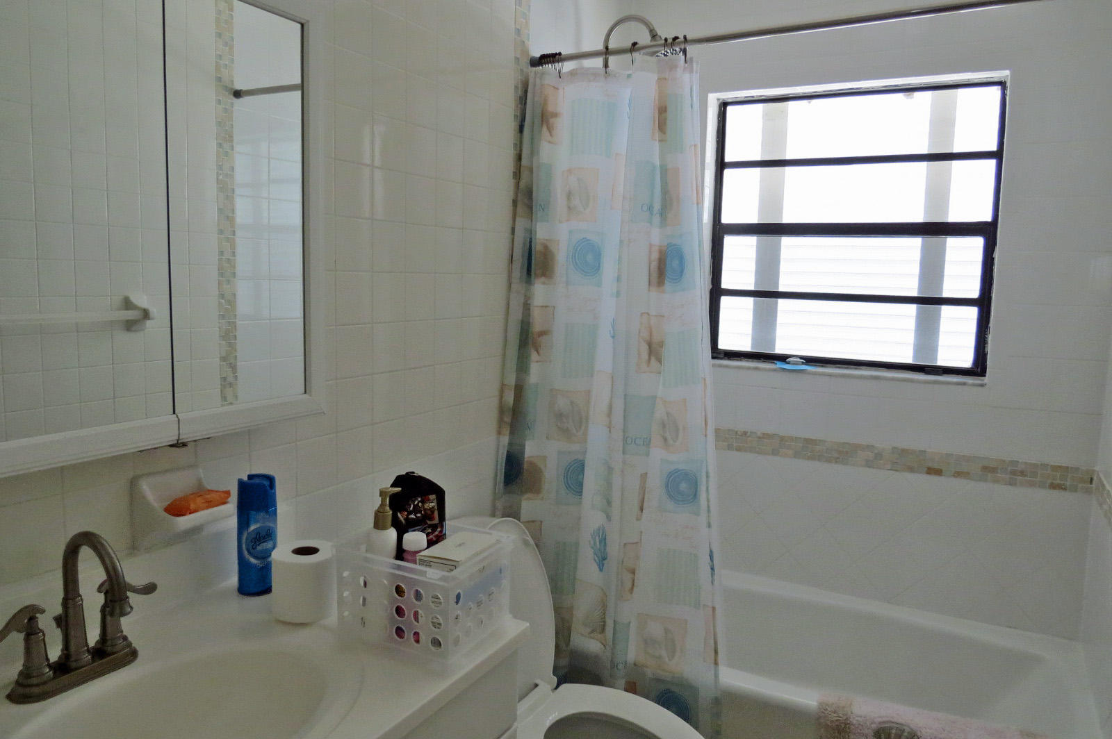 26 South Exuma Road Key Largo, FL 33037 - Photo 13 of 31 Guest Bathroom