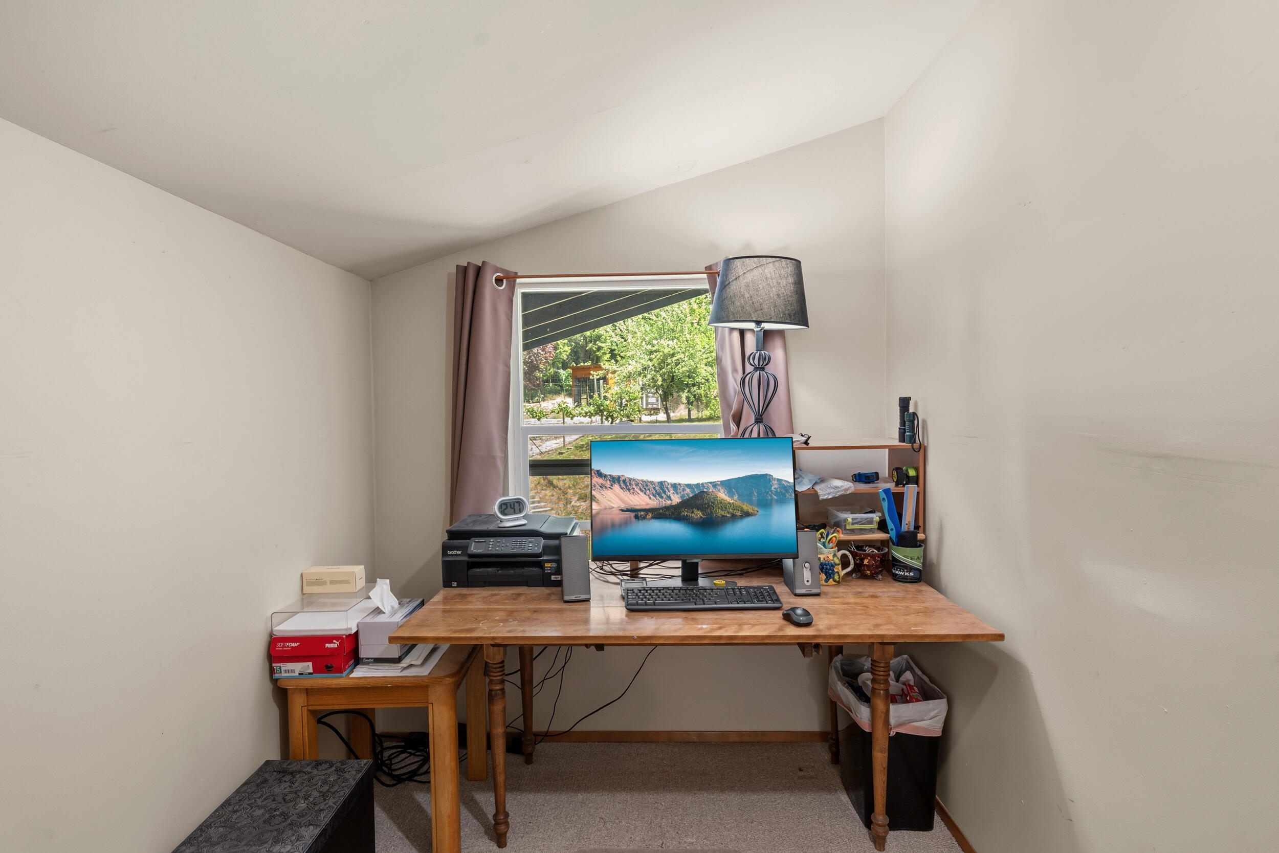 3268 Humbug Creek Road Jacksonville, OR 97530 - Photo 15 of 36 a workspace with furniture and window