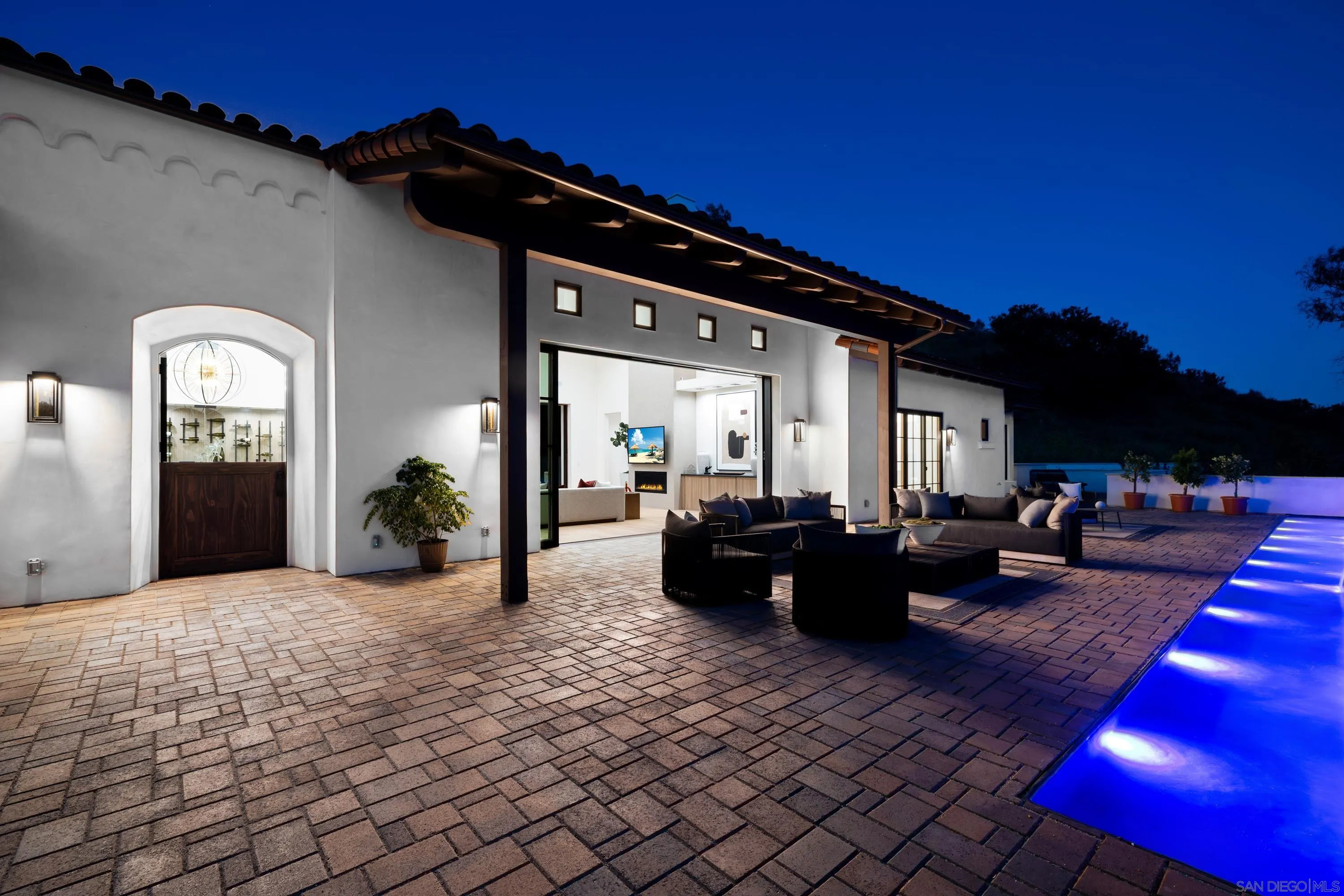 5758-60 Las Palomas Rancho Santa Fe, CA 92067 - Photo 13 of 64 a living room with furniture