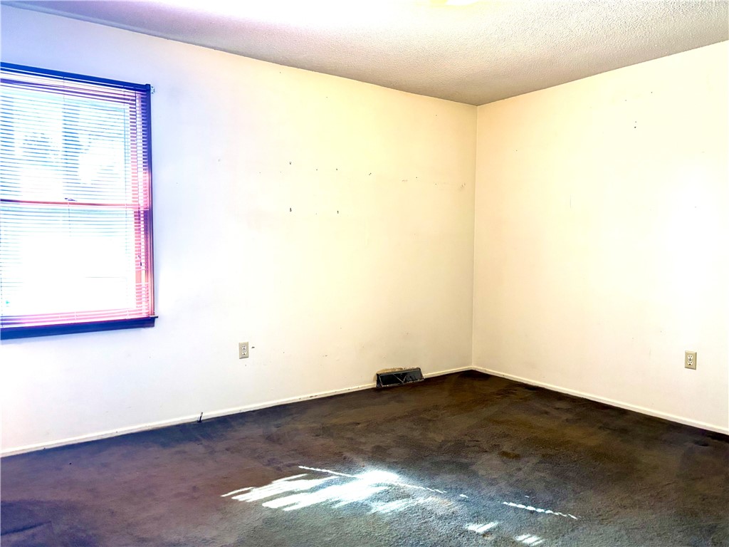 112 Ross Drive Starr, SC 29684 - Photo 13 of 23 Bright and airy room with ample natural light, awaiting your personal touch.