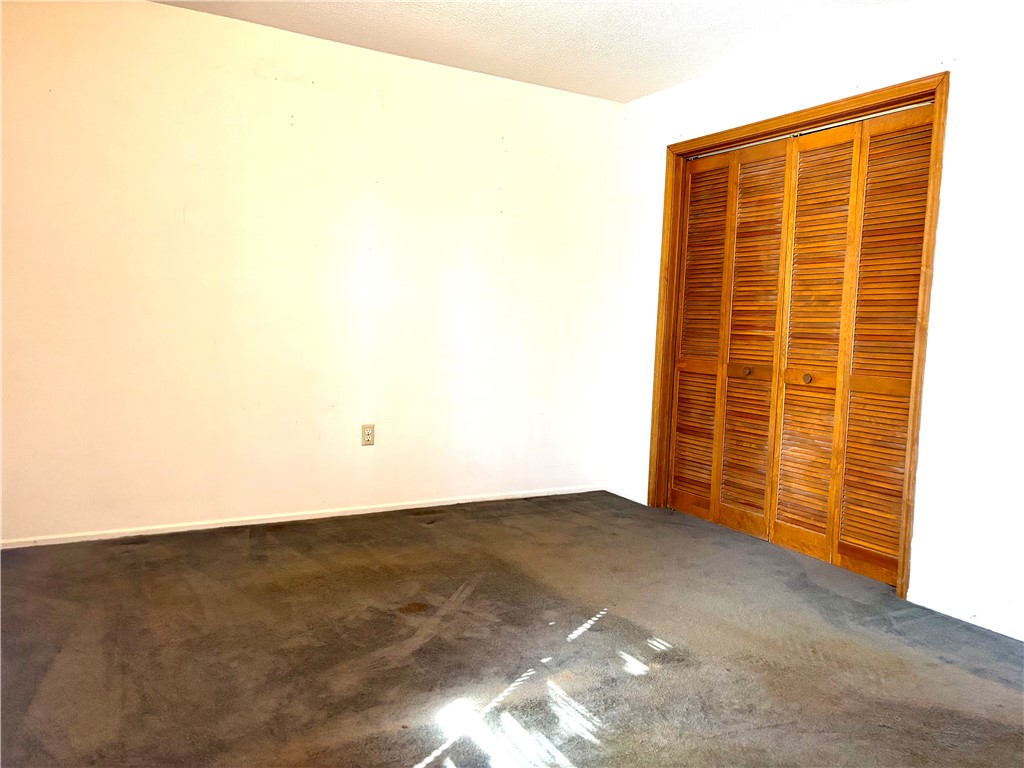 112 Ross Drive Starr, SC 29684 - Photo 14 of 23 This spacious room offers versatile living options for your comfort.