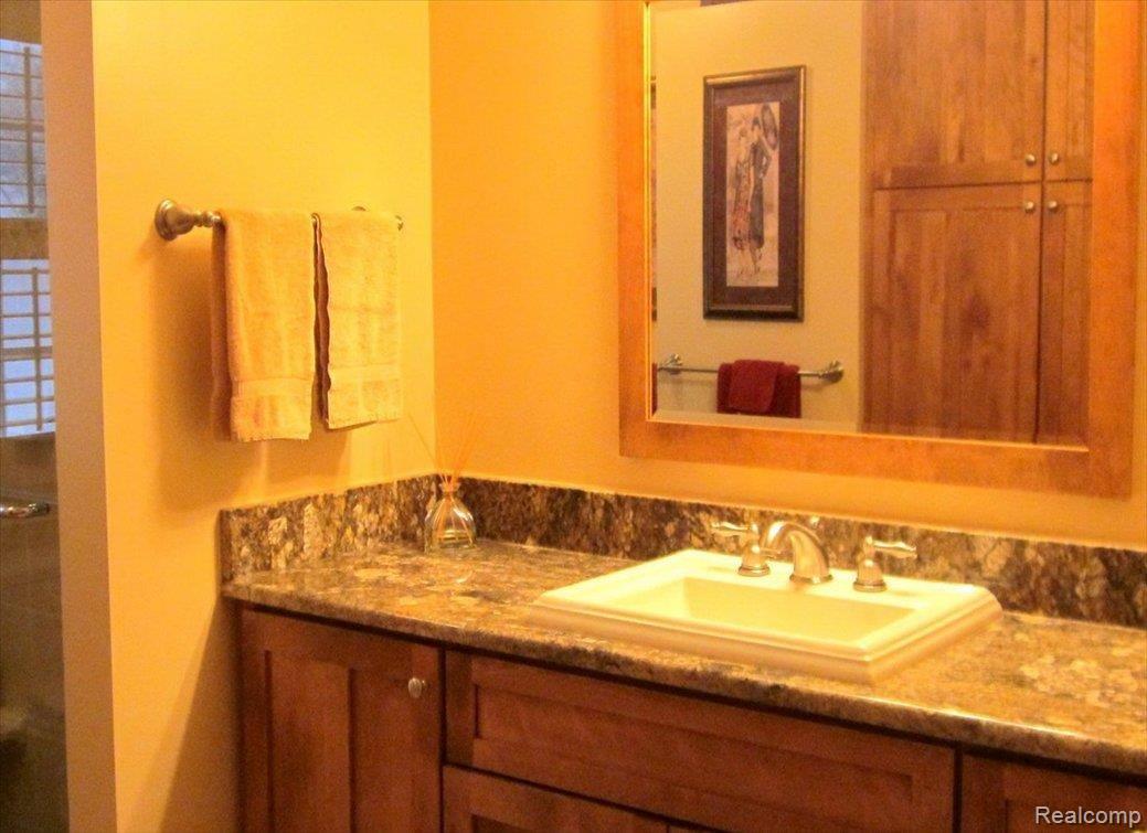 5595 Raven Road Bloomfield Hills, MI 48301 - Photo 22 of 25 Upper Hall Bath