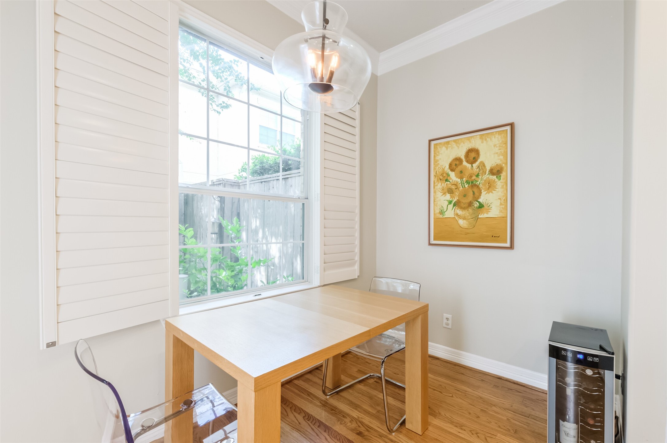 7515 Shady Villa Walk Houston, TX 77055 - Photo 9 of 23 Light and bright breakfast area that opens up to the kitchen. Features a decorative light fixture and plantation shutters.