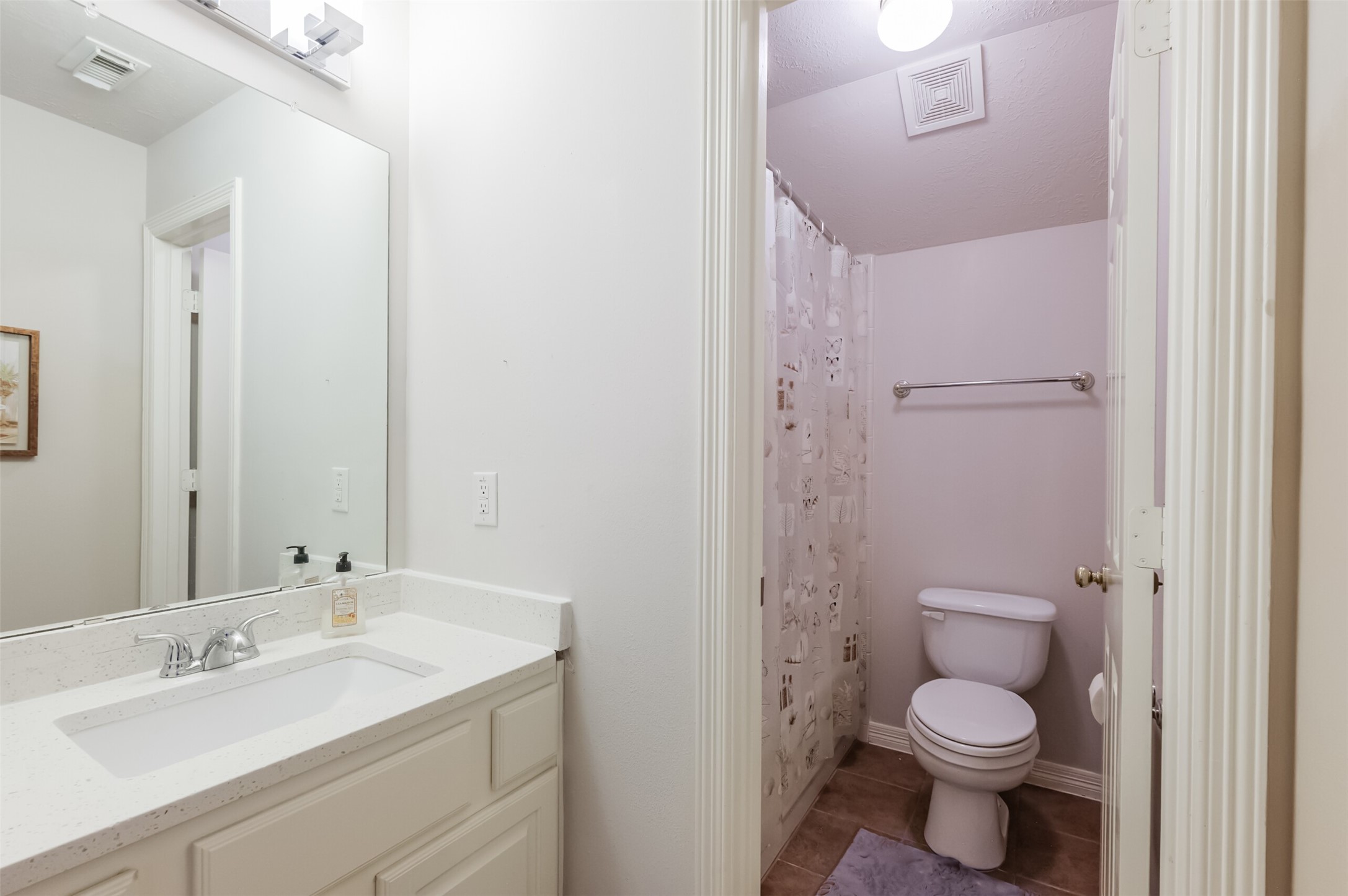 7515 Shady Villa Walk Houston, TX 77055 - Photo 17 of 23 En-suite bathroom for the 3rd floor gameroom/bedroom. Features quartz countertop, a tub/shower combination, linen closet.