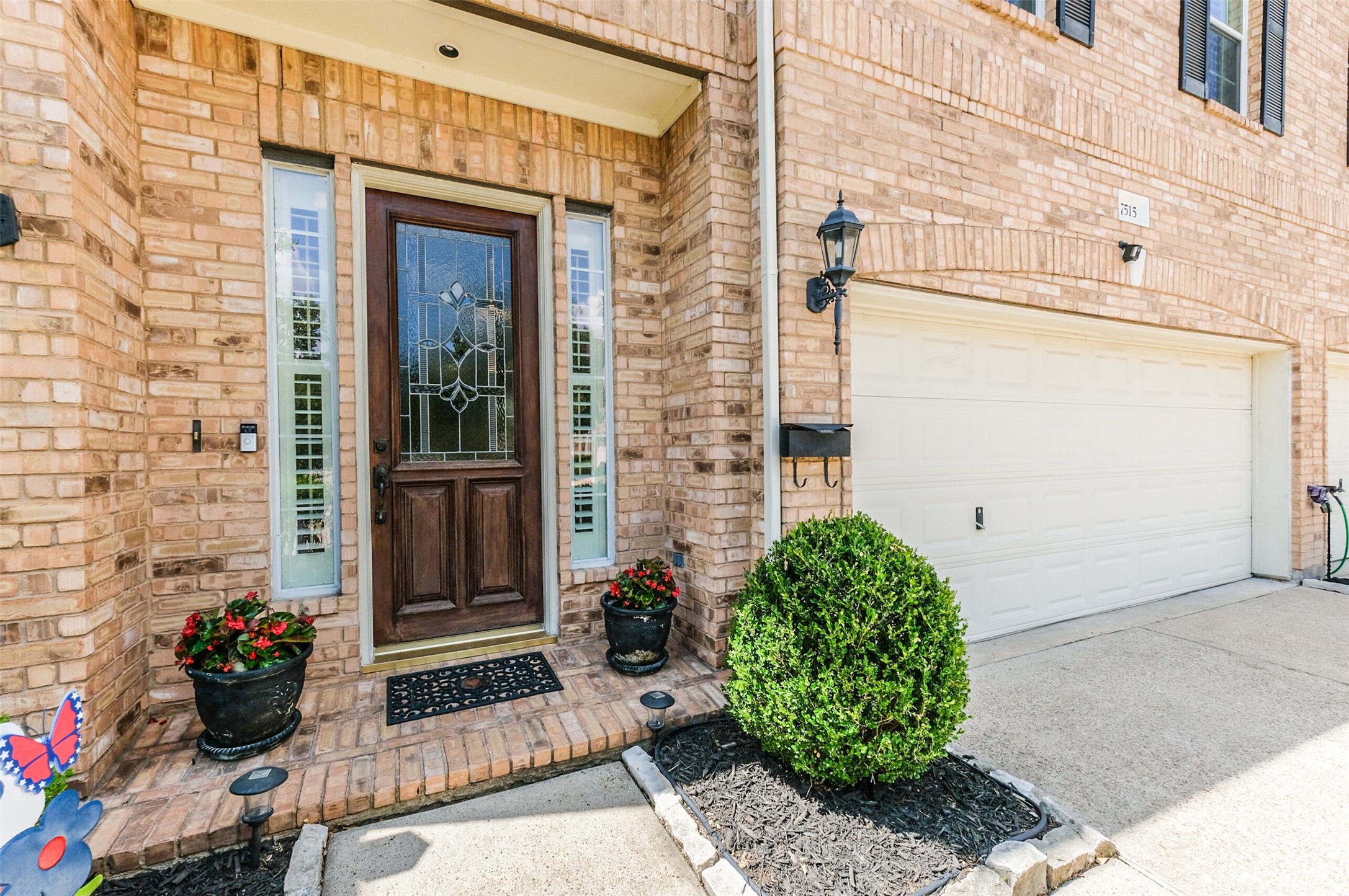7515 Shady Villa Walk Houston, TX 77055 - Photo 3 of 23 Beautiful front entry. Note: Ring security doorbell is excluded.