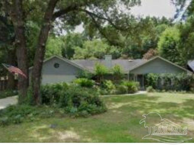 a view of a house with a yard