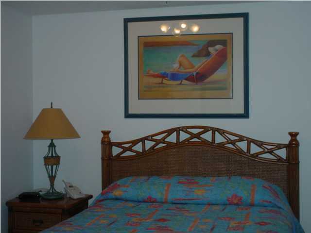 590 Santa Rosa Boulevard, Unit 213 Fort Walton Beach, FL 32548 - Photo 6 of 9 a living room with a couch