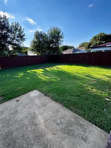 a view of yard with grass