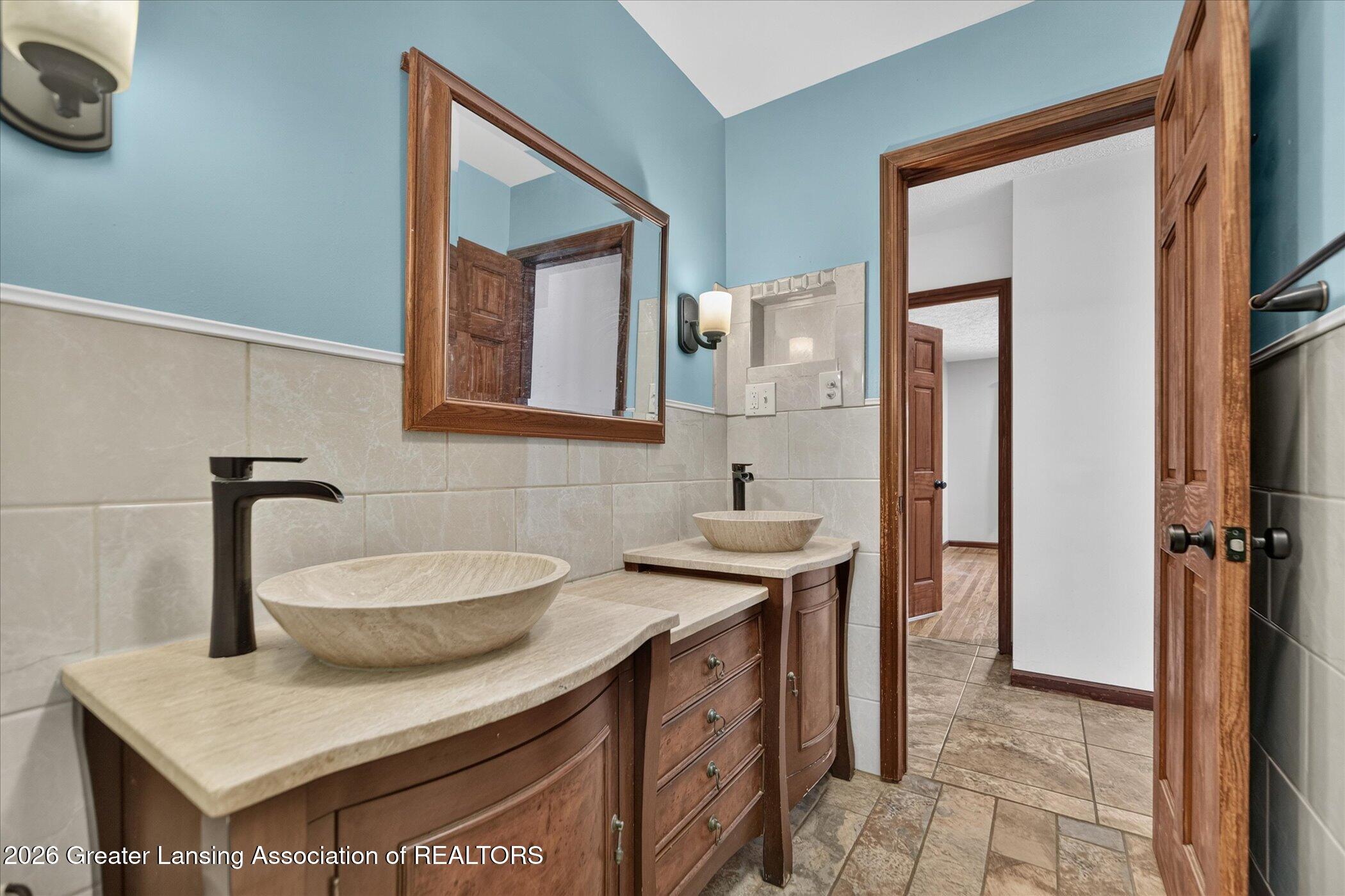 2915 North Cambridge Road Lansing, MI 48911 - Photo 20 of 36 17