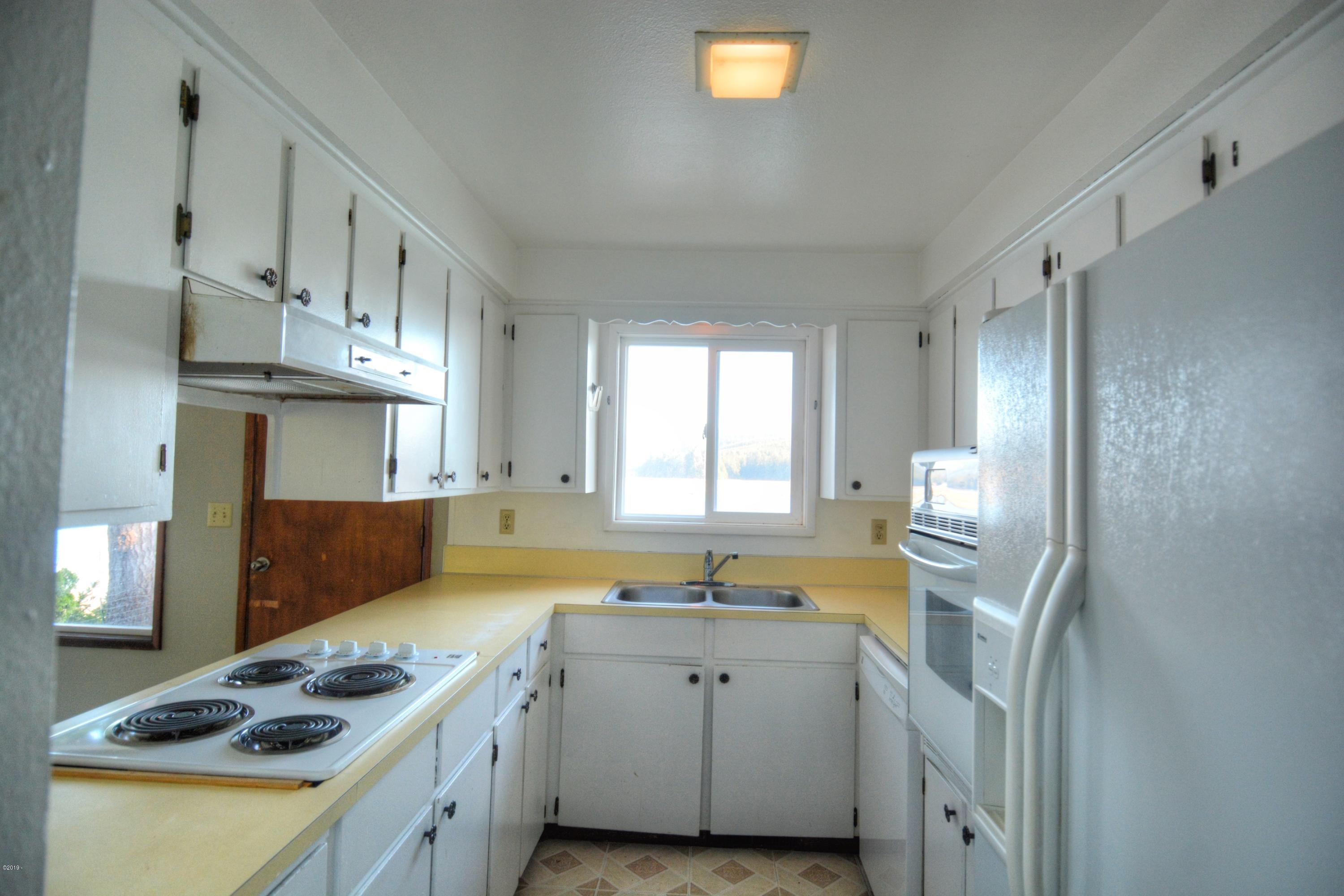 507 Southeast Moffitt Road Waldport, OR 97394 - Photo 11 of 30 Kitchen