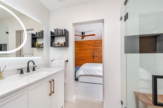 a en suite bathroom with a sink and a mirror