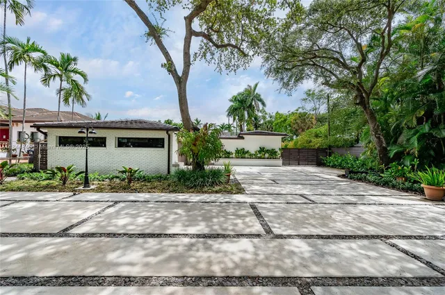 a view of a out door of the house