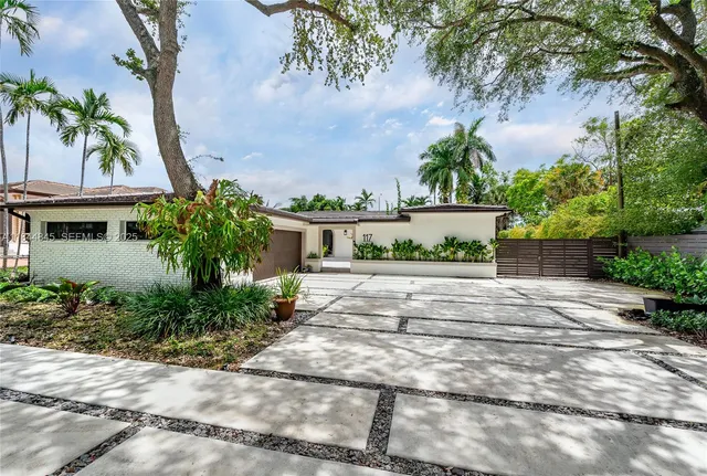 a view of a backyard