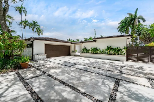 a view of a backyard