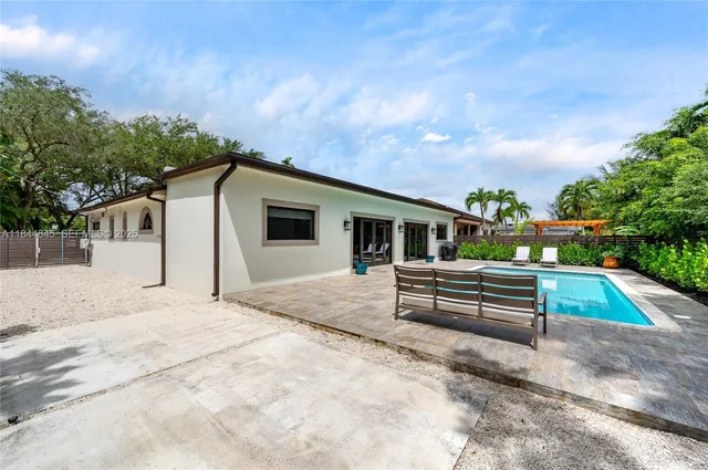 a view of a backyard