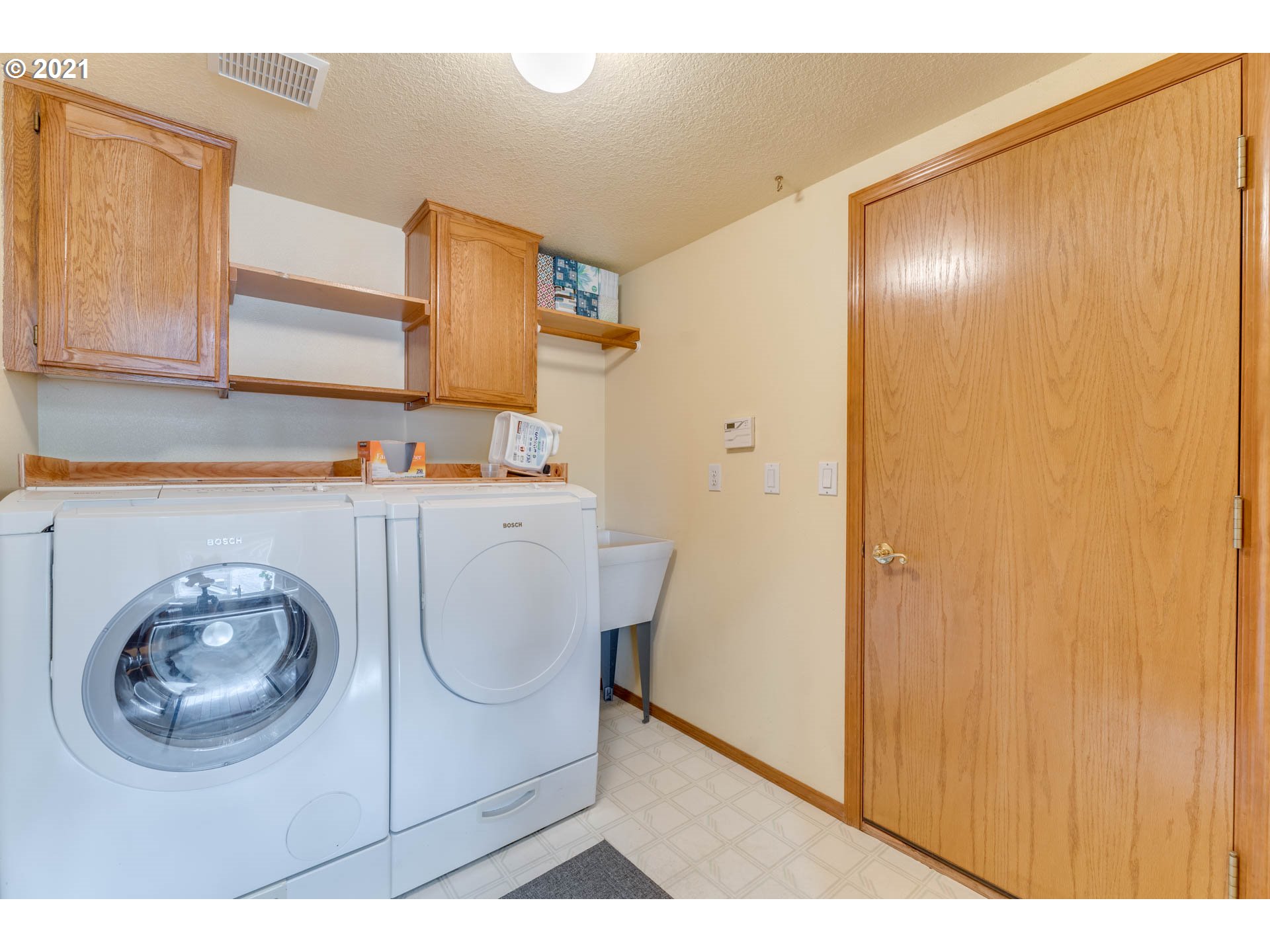 262 Southwest Gabbert Road Gresham, OR 97080 - Photo 14 of 32 Laundry