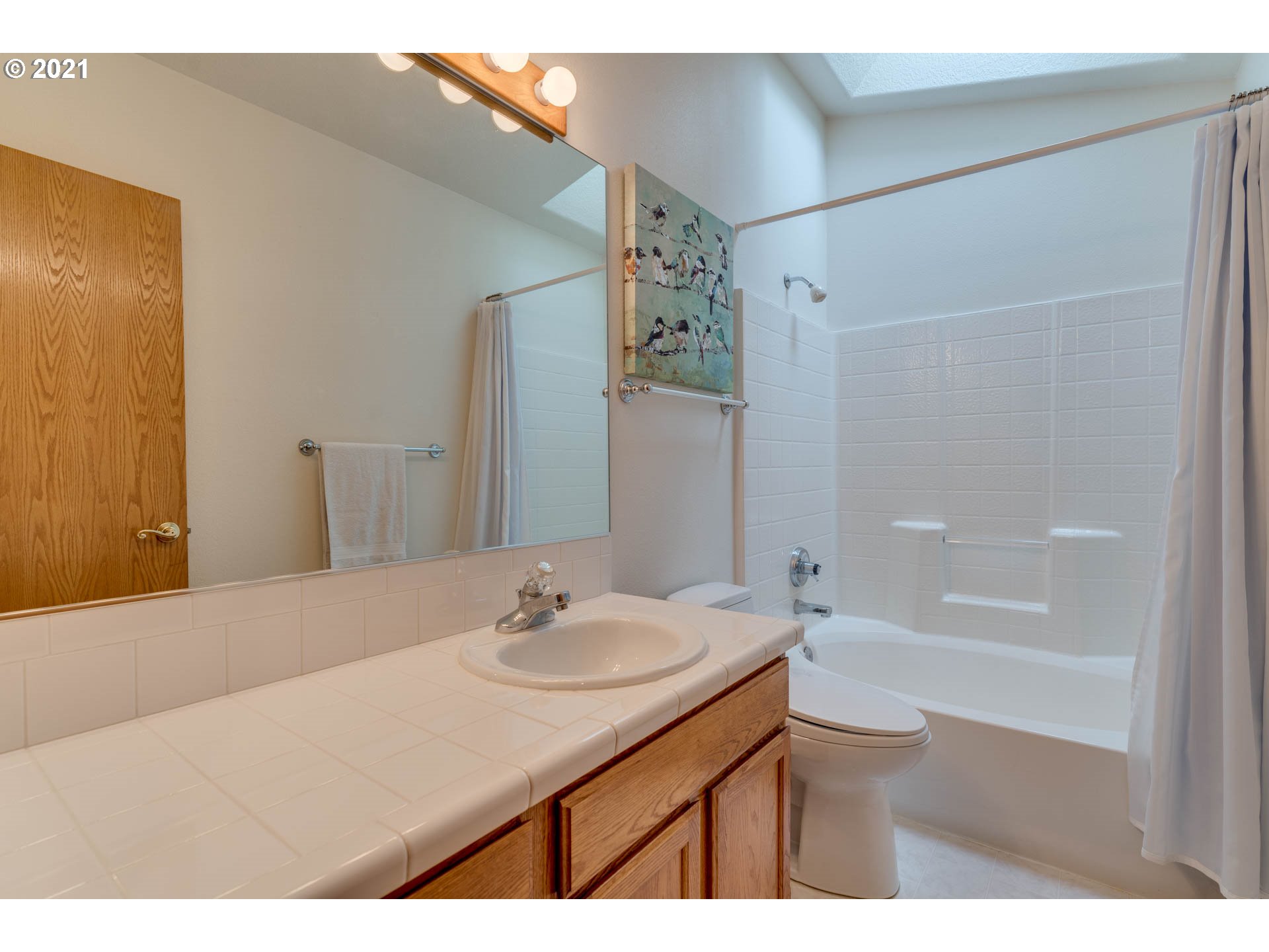 262 Southwest Gabbert Road Gresham, OR 97080 - Photo 18 of 32 Bathroom
