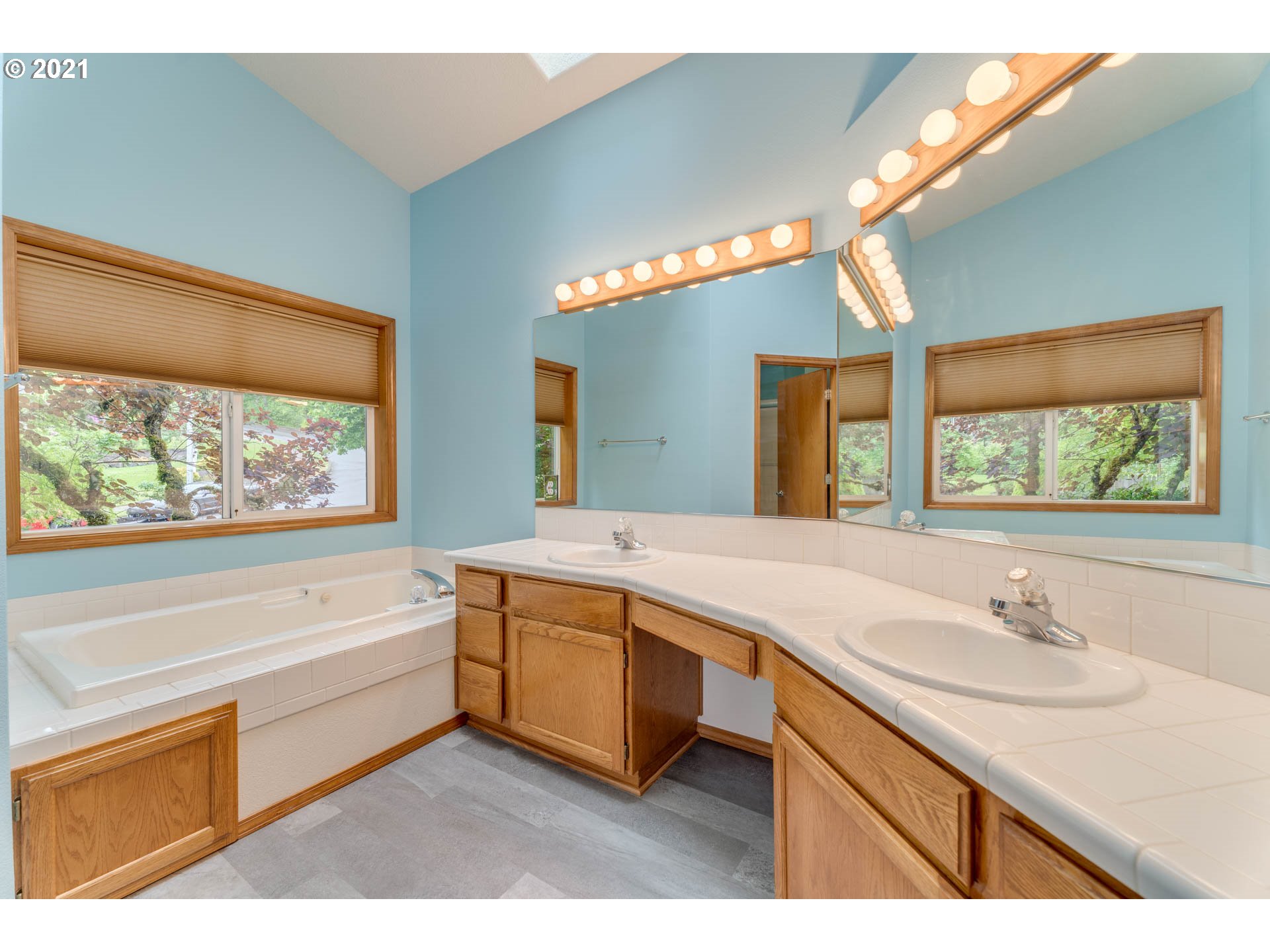 262 Southwest Gabbert Road Gresham, OR 97080 - Photo 21 of 32 Bathroom, Attached