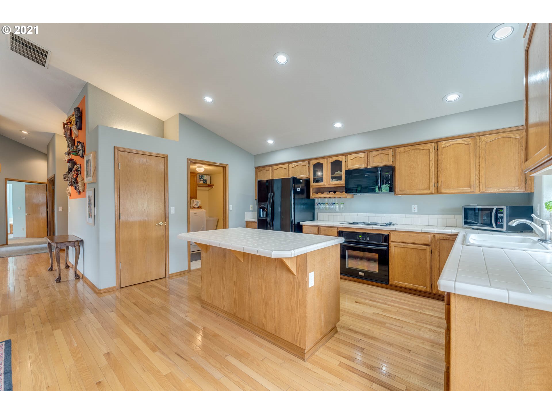 262 Southwest Gabbert Road Gresham, OR 97080 - Photo 10 of 32 Kitchen