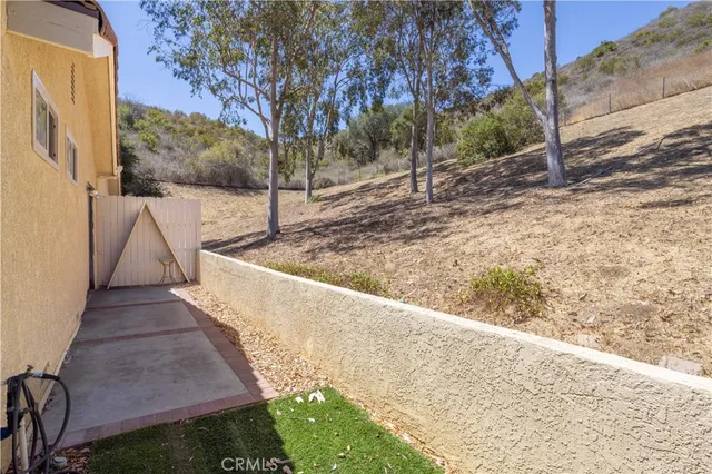 a view of a pathway with a yard