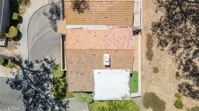 an aerial view of residential house and lake view