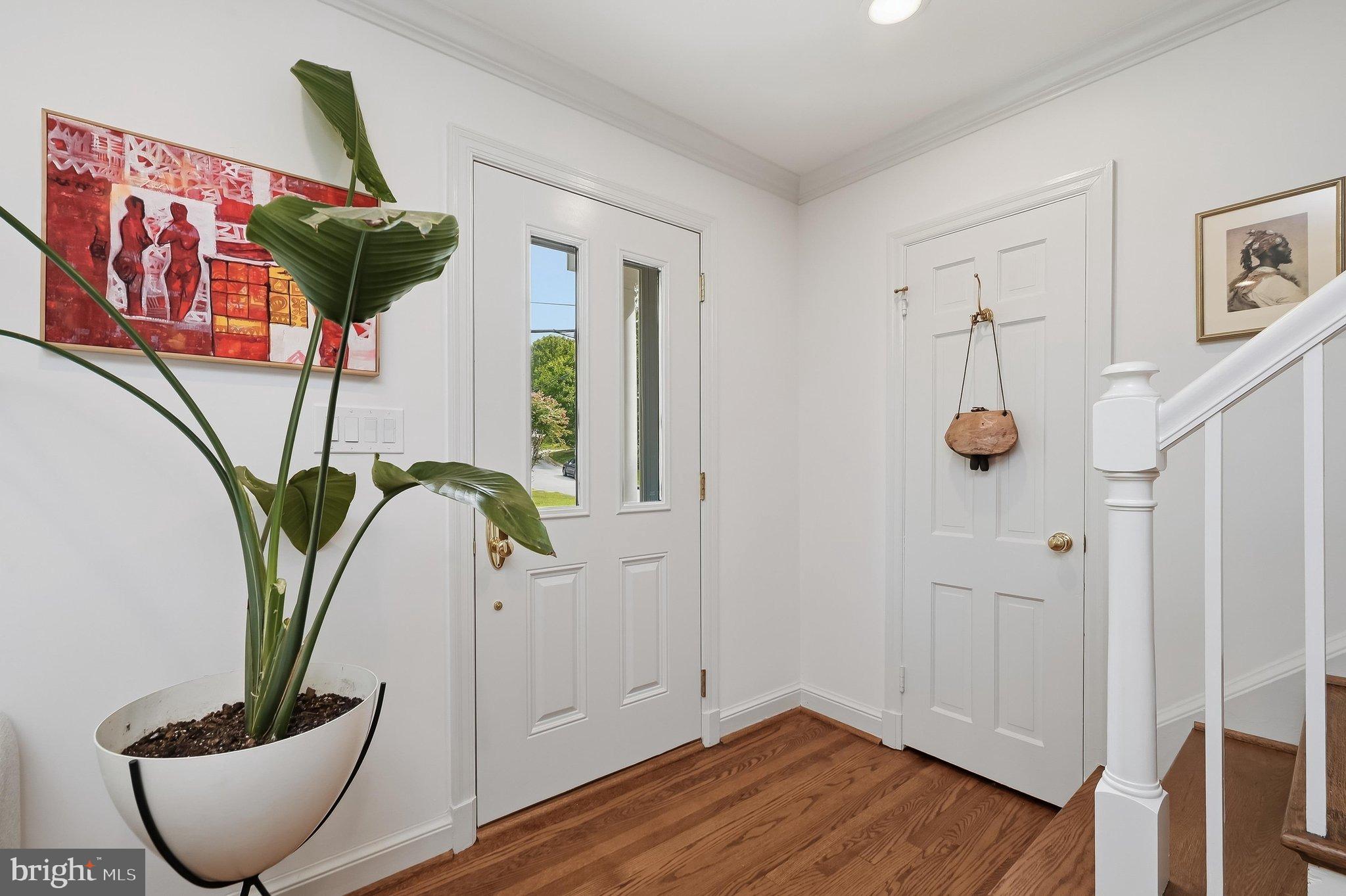 6100 Gloster Road Bethesda, MD 20816 - Photo 5 of 67 Entrance area and coat closet.