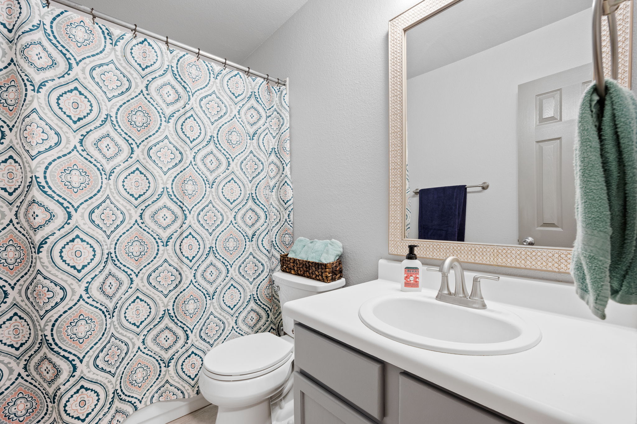 304 Old Peak Road Georgetown, TX 78626 - Photo 21 of 40 Full guest bathroom featuring curtained shower, vanity