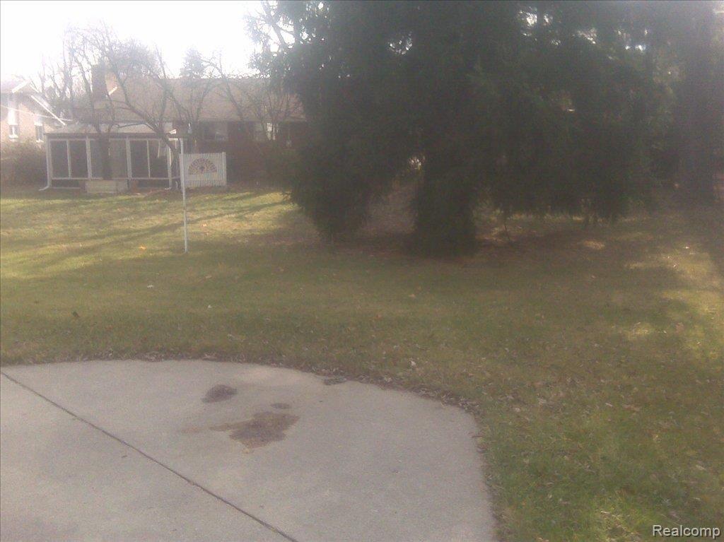 23990 Rockingham Street Southfield, MI 48033 - Photo 3 of 6 IMG00402