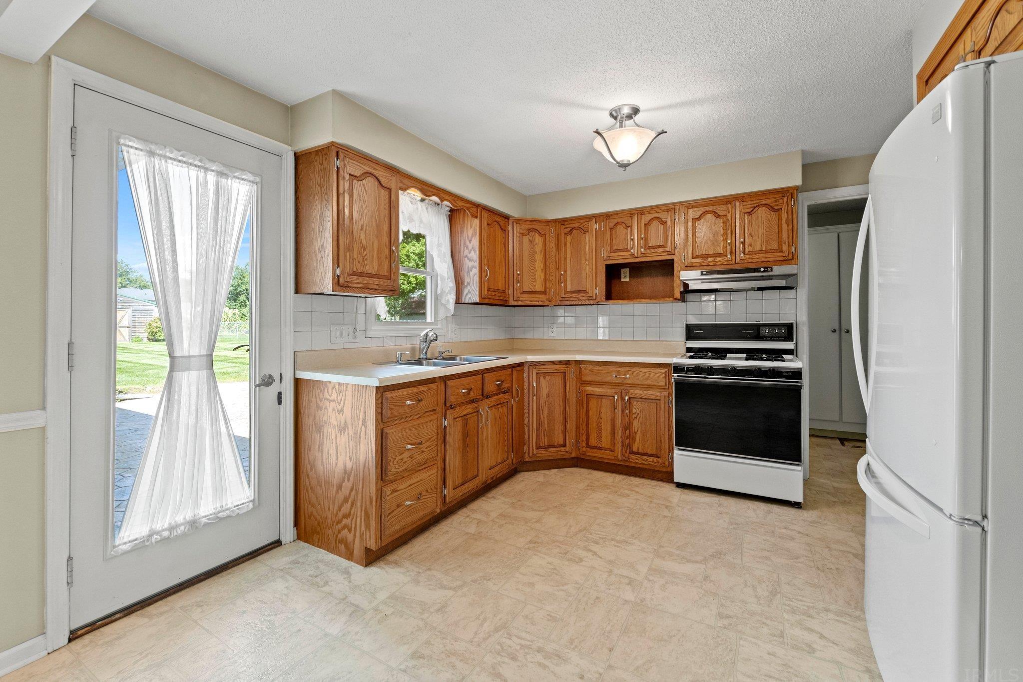 5503 Kroemer Road Fort Wayne, IN 46818 - Photo 8 of 36