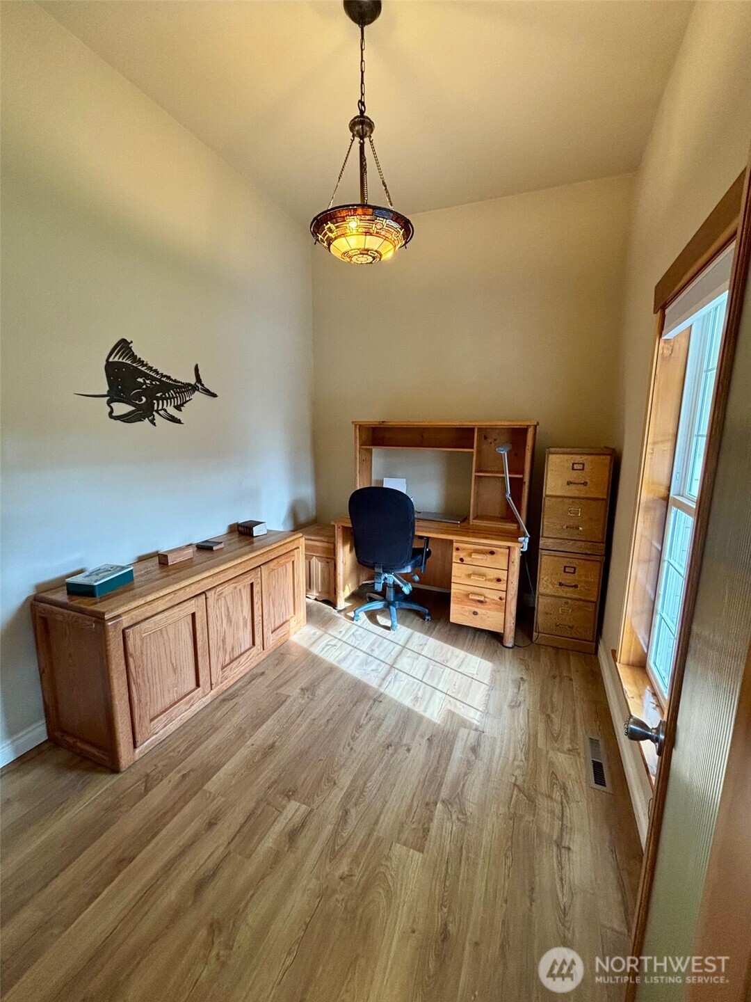 201 Vanderbilt Road Ellensburg, WA 98926 - Photo 15 of 40 a living room with furniture and a window