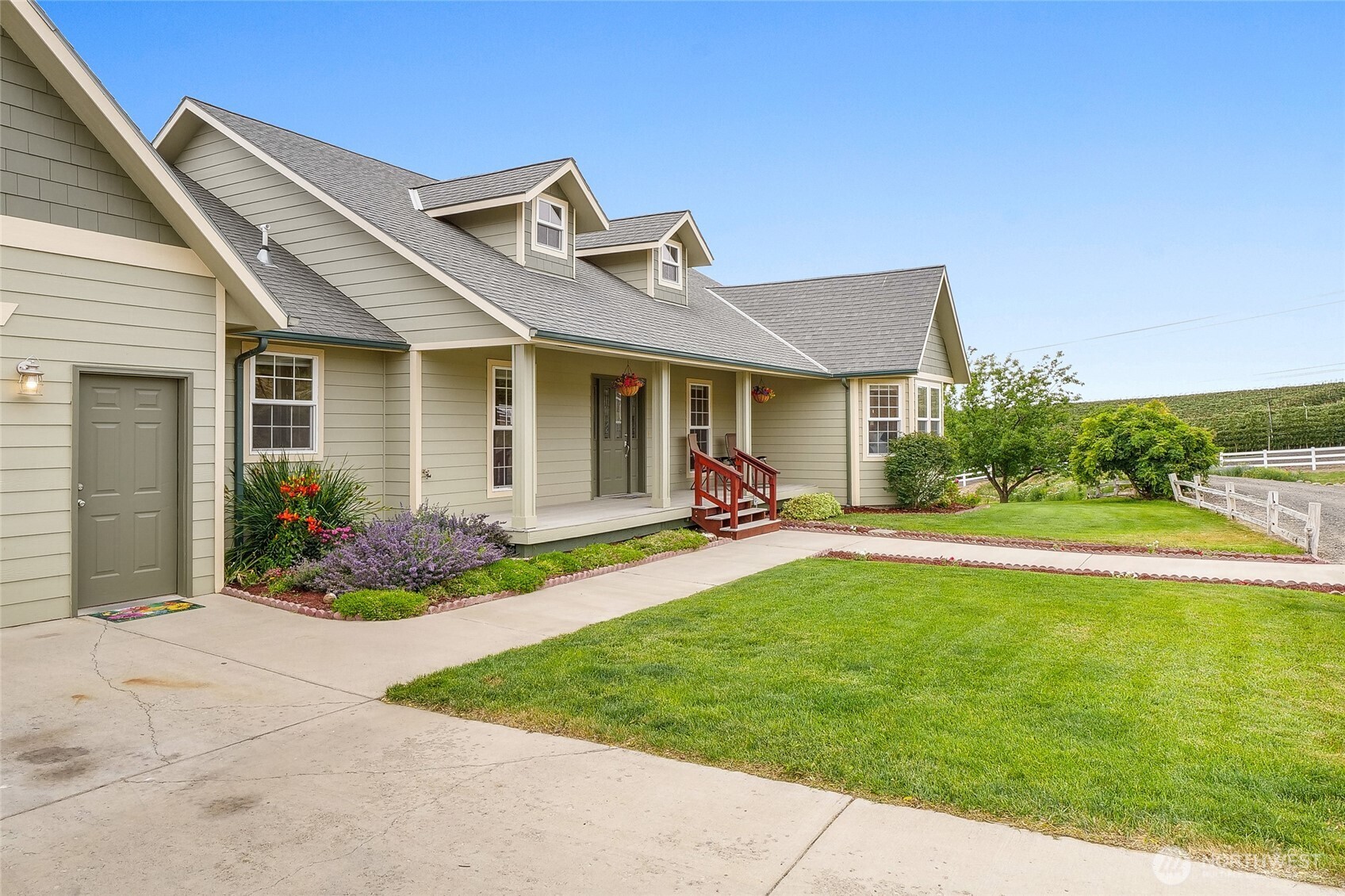 201 Vanderbilt Road Ellensburg, WA 98926 - Photo 5 of 40 a front view of a house with porch