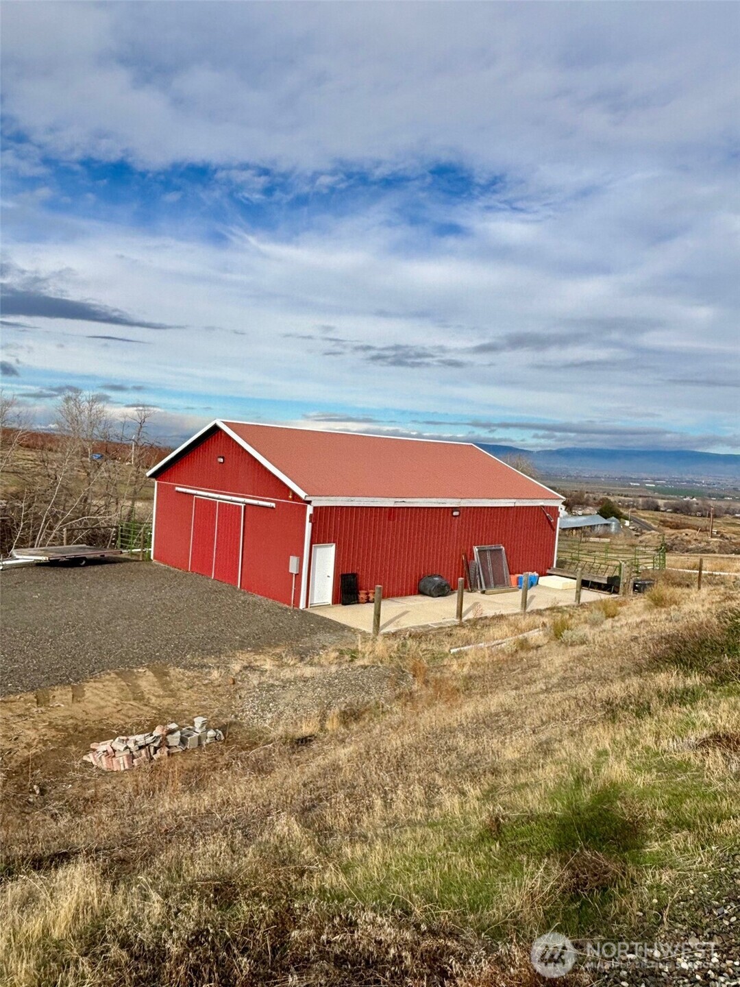 201 Vanderbilt Road Ellensburg, WA 98926 - Photo 10 of 40 a front view of a house with a yard