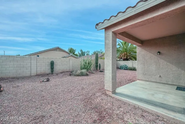a view of a house with backyard