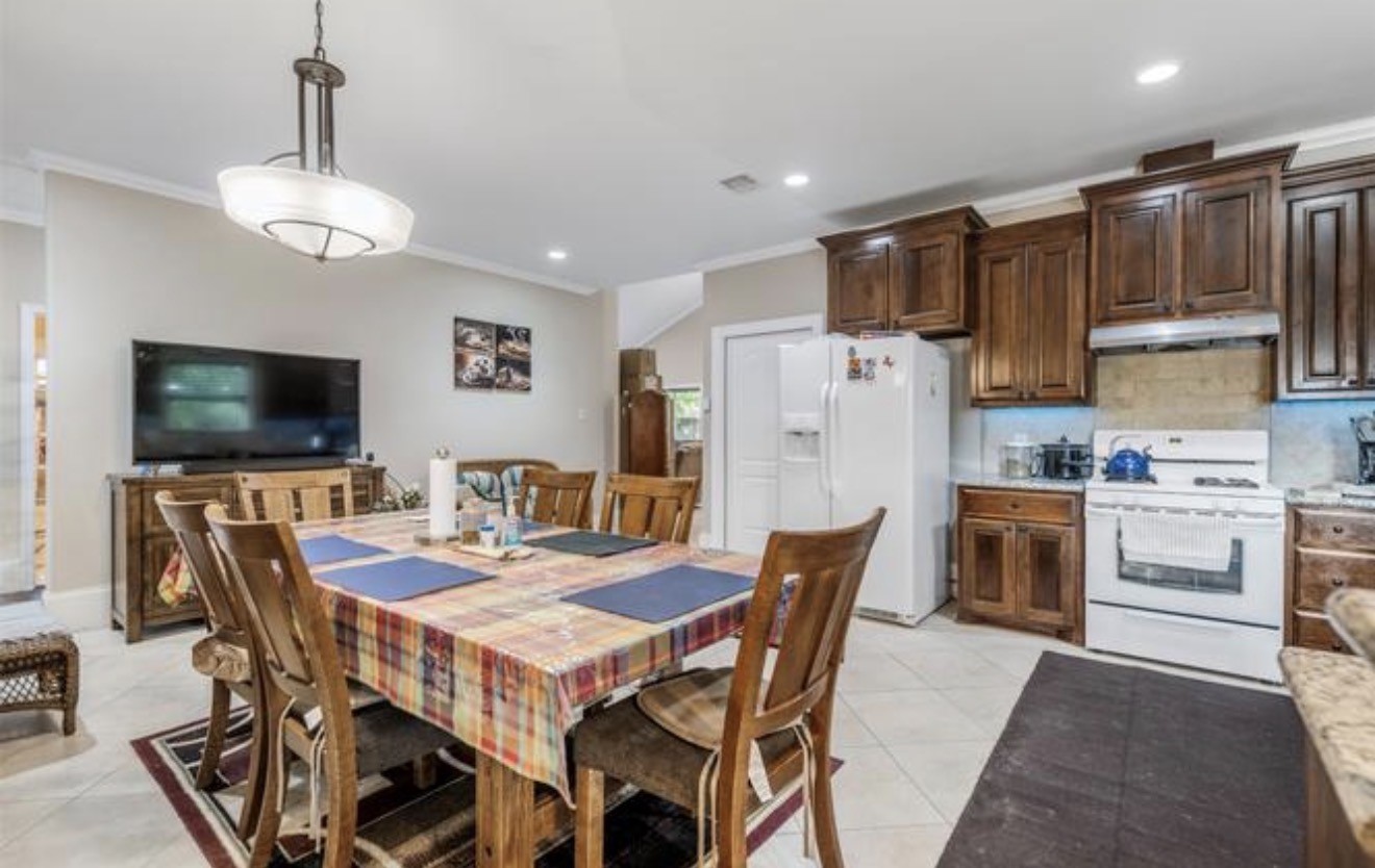 2526 Perez Road Pasadena, TX 77502 - Photo 12 of 31 breakfast area