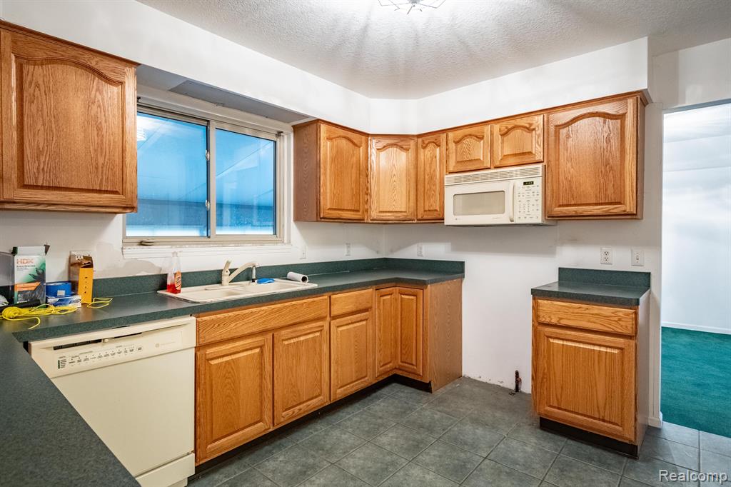 25320 Bernadine Road New Boston, MI 48164 - Photo 12 of 43 Gallery Image 12