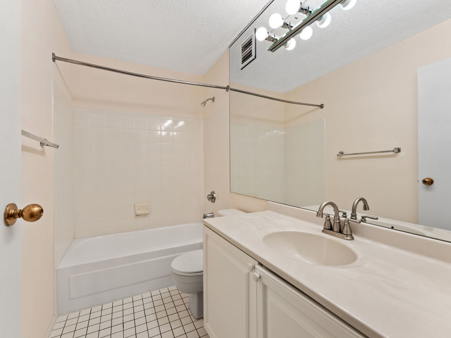 111 West Maple Street, Unit 1401 Chicago, IL 60610 - Photo 12 of 22