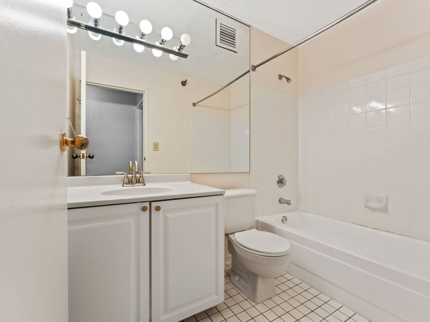 111 West Maple Street, Unit 1401 Chicago, IL 60610 - Photo 10 of 22