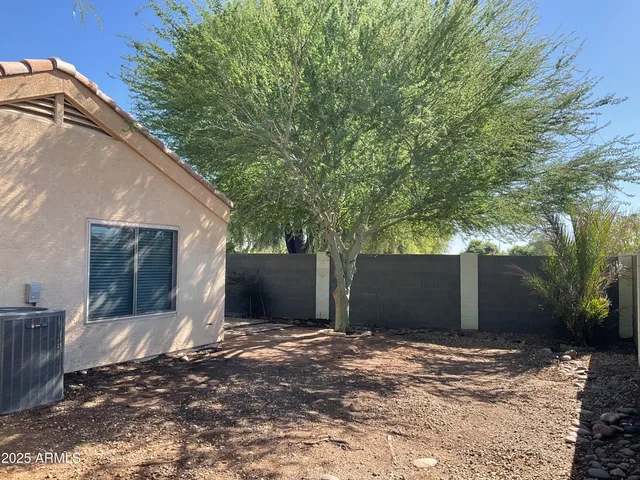 a view of a yard with an tree
