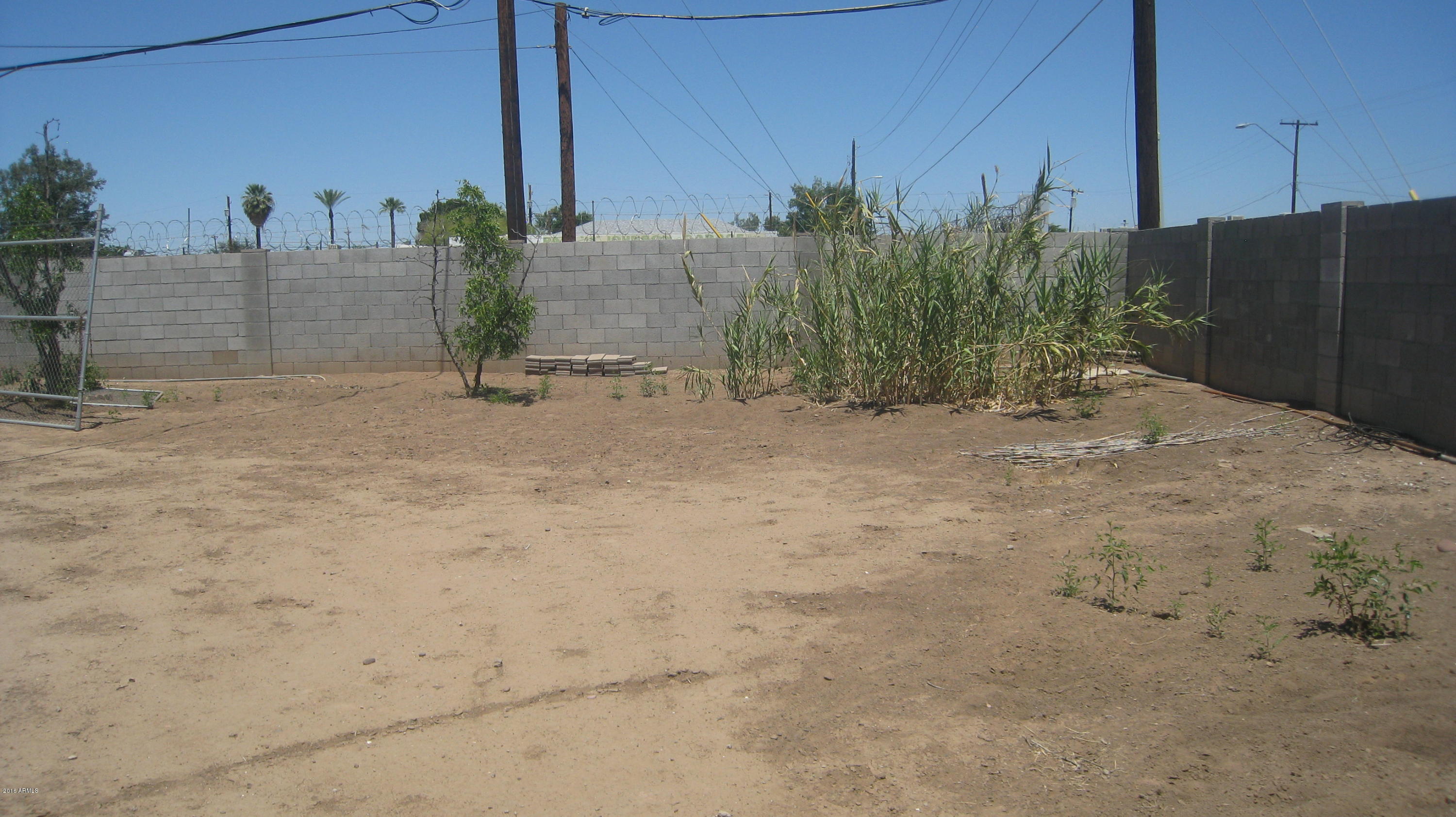 3502 West Almeria Road Phoenix, AZ 85009 - Photo 11 of 15 3502 W Almeria Rd 013