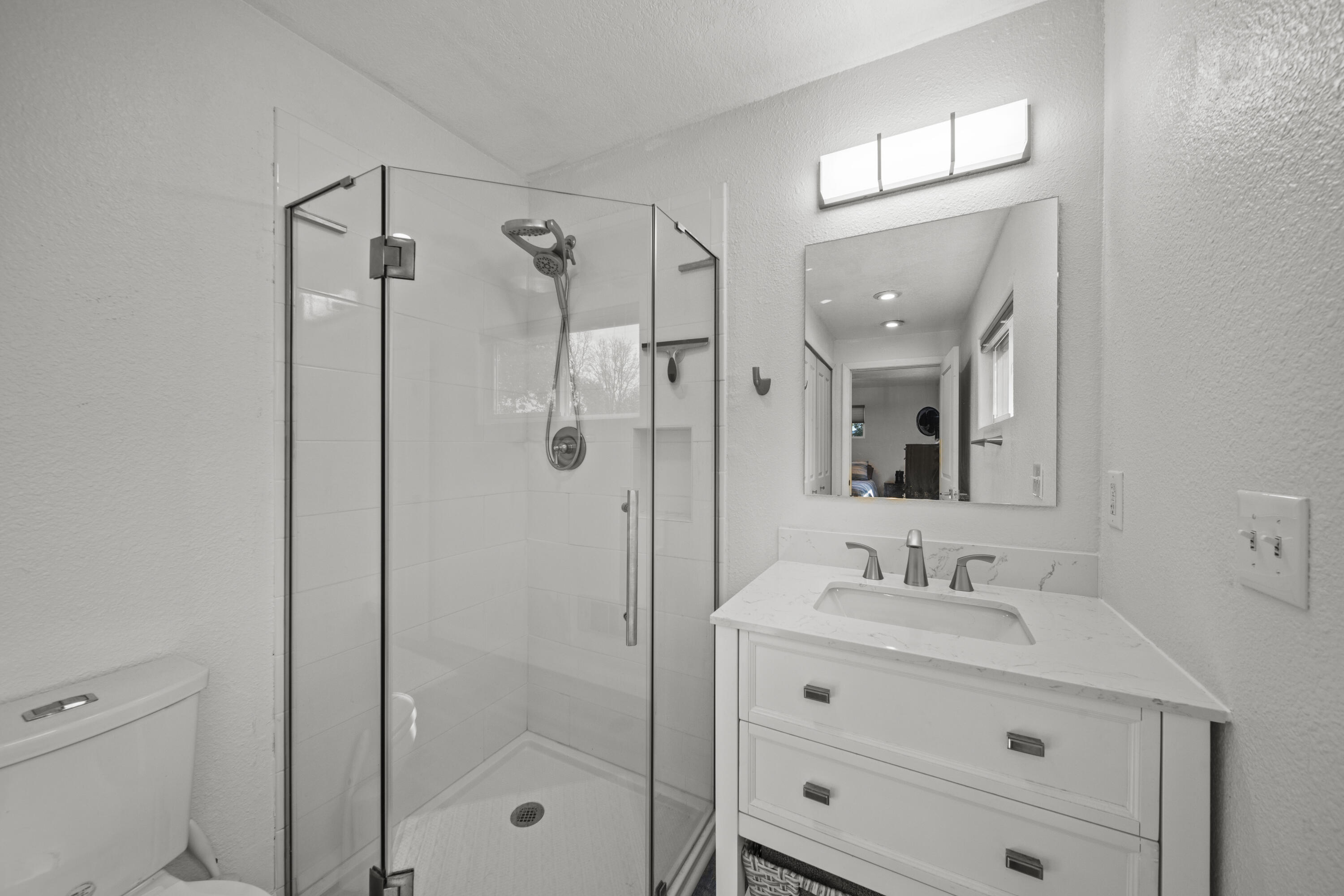 2650 Irwin Road Redding, CA 96002 - Photo 8 of 14 Primary Bathroom(1)