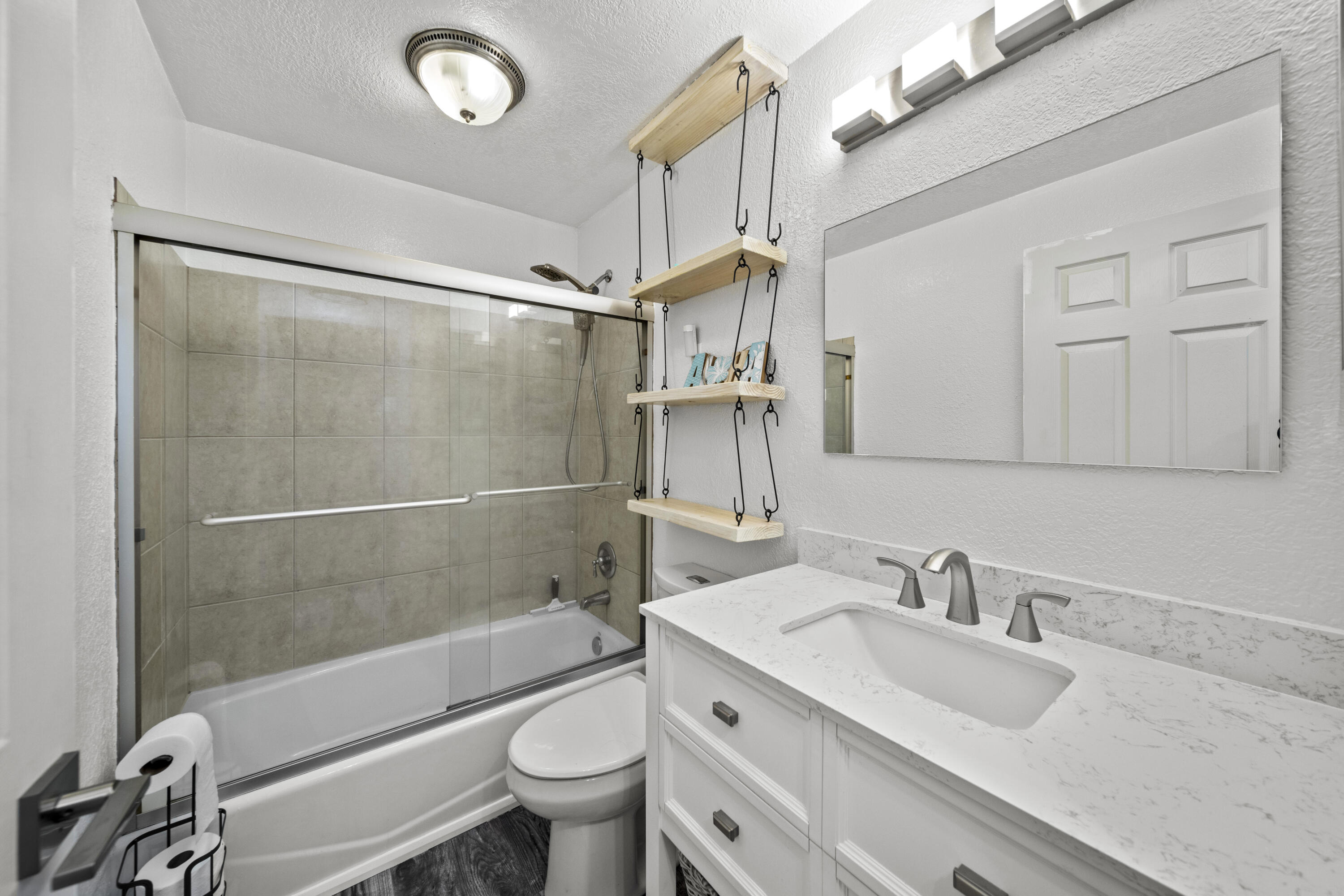 2650 Irwin Road Redding, CA 96002 - Photo 10 of 14 Bathroom 2