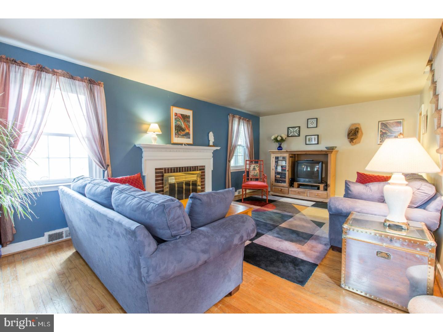 137 Johns Road Cheltenham, PA 19012 - Photo 8 of 25 Living Room