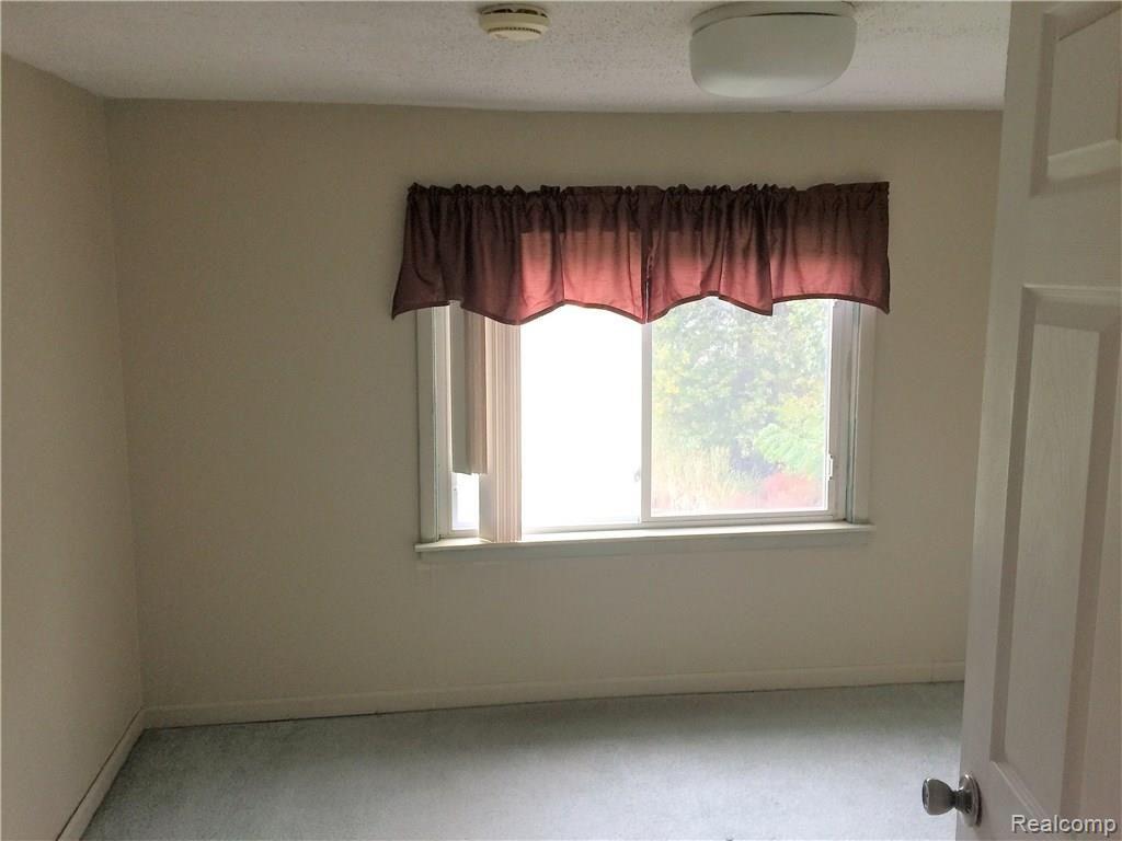 6422 Pontiac Lake Road Waterford, MI 48327 - Photo 16 of 37
