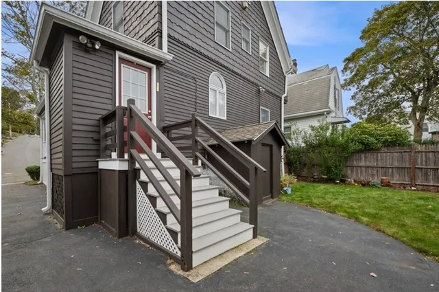 a view of a house with a yard