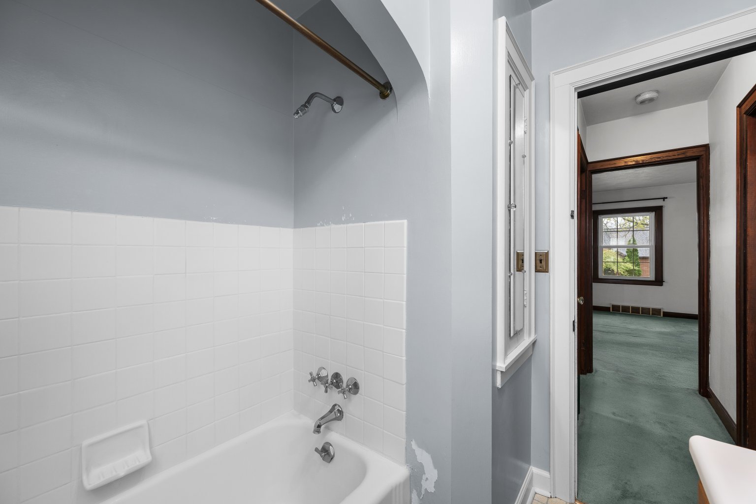 925 24th Street Moline, IL 61265 - Photo 20 of 37 a bathroom with a tub