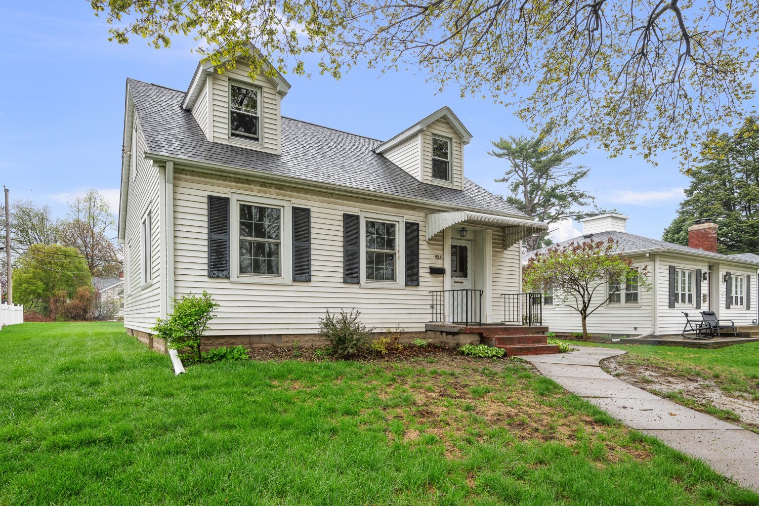925 24th Street Moline, IL 61265 - Photo 2 of 37 a front view of a house with a yard