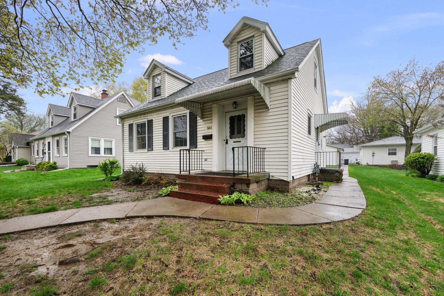 925 24th Street Moline, IL 61265 - Photo 3 of 37 a front view of a house with a yard